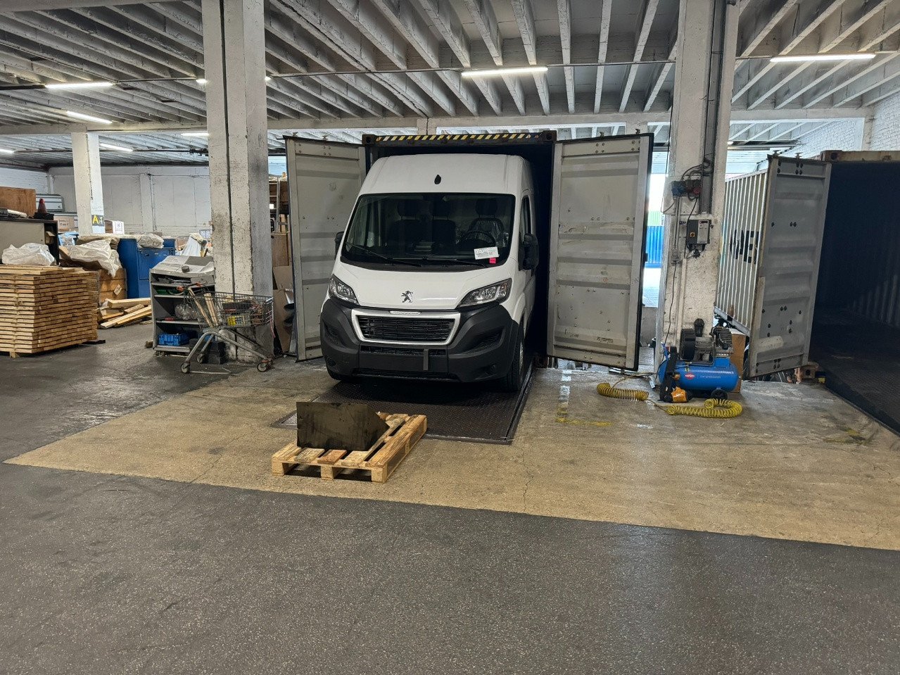 Bentri coordinates global automotive movements from Antwerp: vehicles, machinery and parts with accurate planning, safe handling and reliable partners.