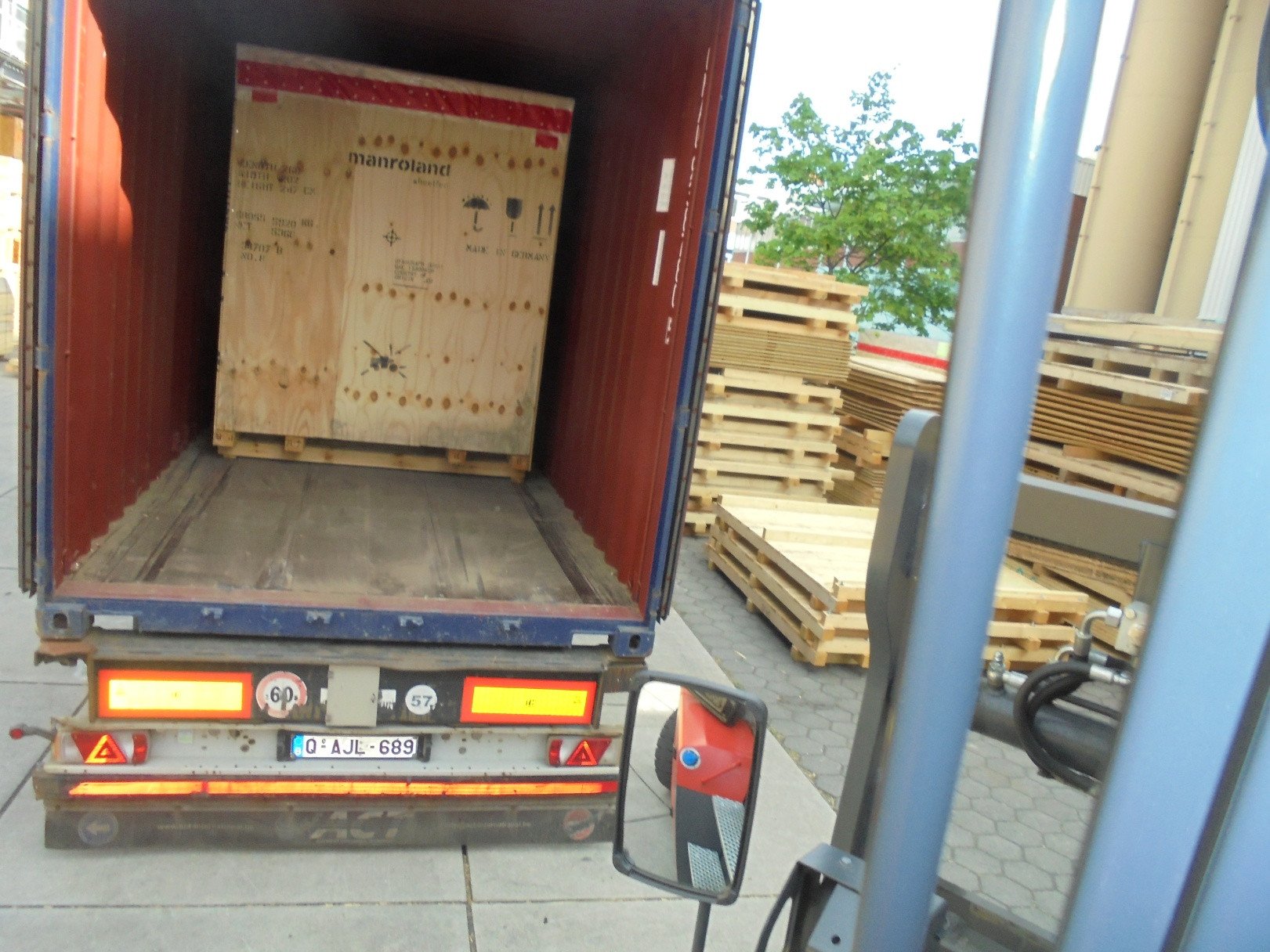 Efficient FCL and LCL shipping with one steady contact. Bentri manages planning, packing, customs and documentation with clear communication.