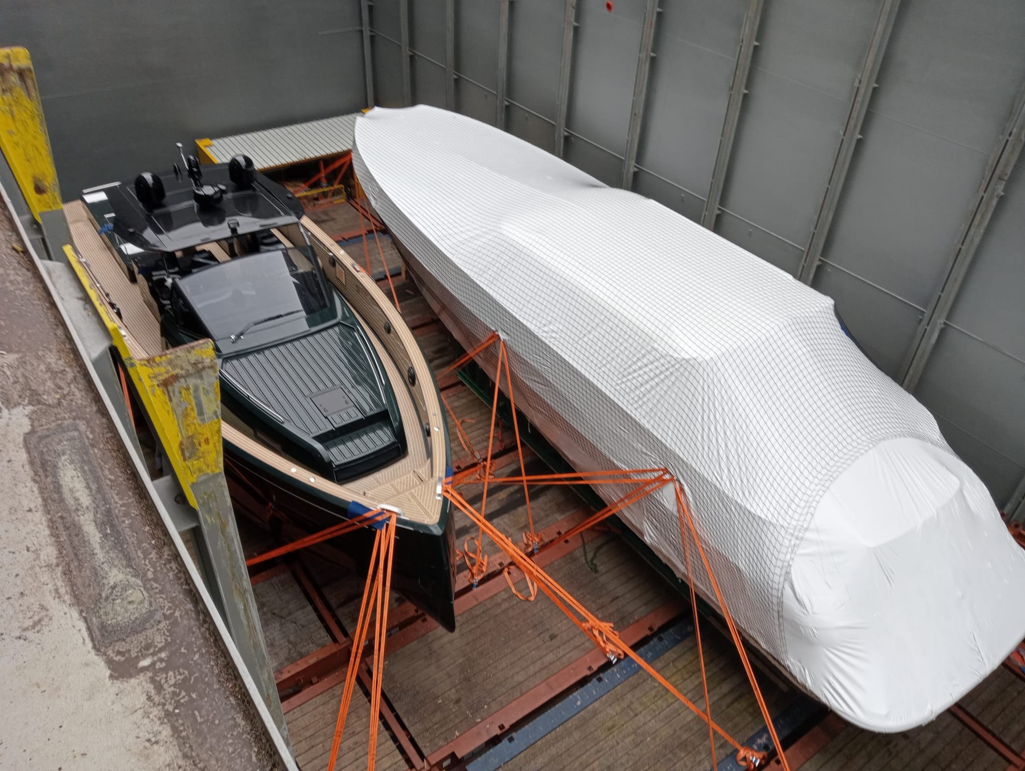 Careful yacht and tender handling from Antwerp. Bentri coordinates custom cradle-building, permits and loading with clear updates at every step.